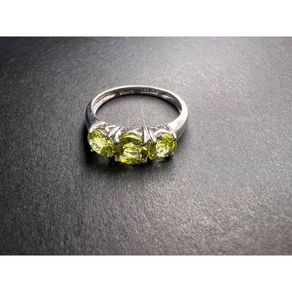 Vintage peridot three stone sterling silver ring size 7 - Picture 2 of 12